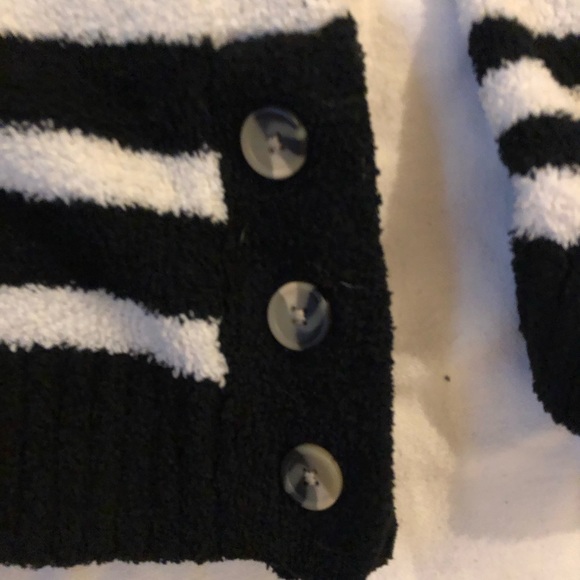 Fuzzy black and white turtleneck - Picture 3 of 3